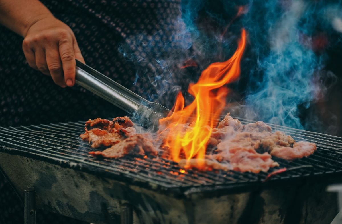 Alevli mangal ateşi ve ızgarada et